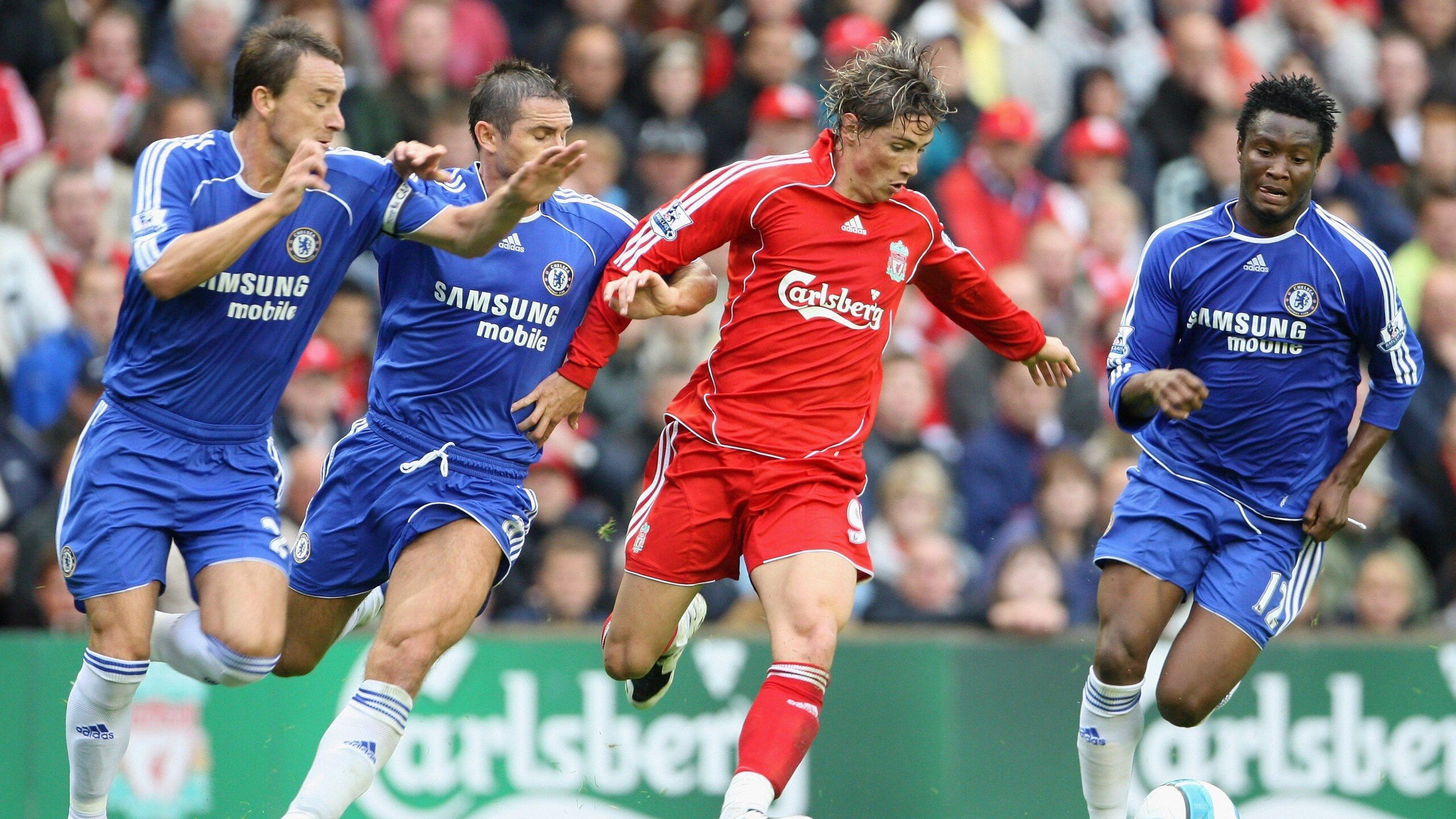 曼联在激烈竞争中逆转获胜，追逐榜首